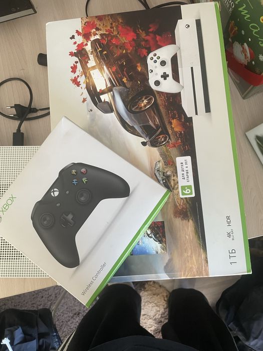 Xbox one S 1tb 2 джостика