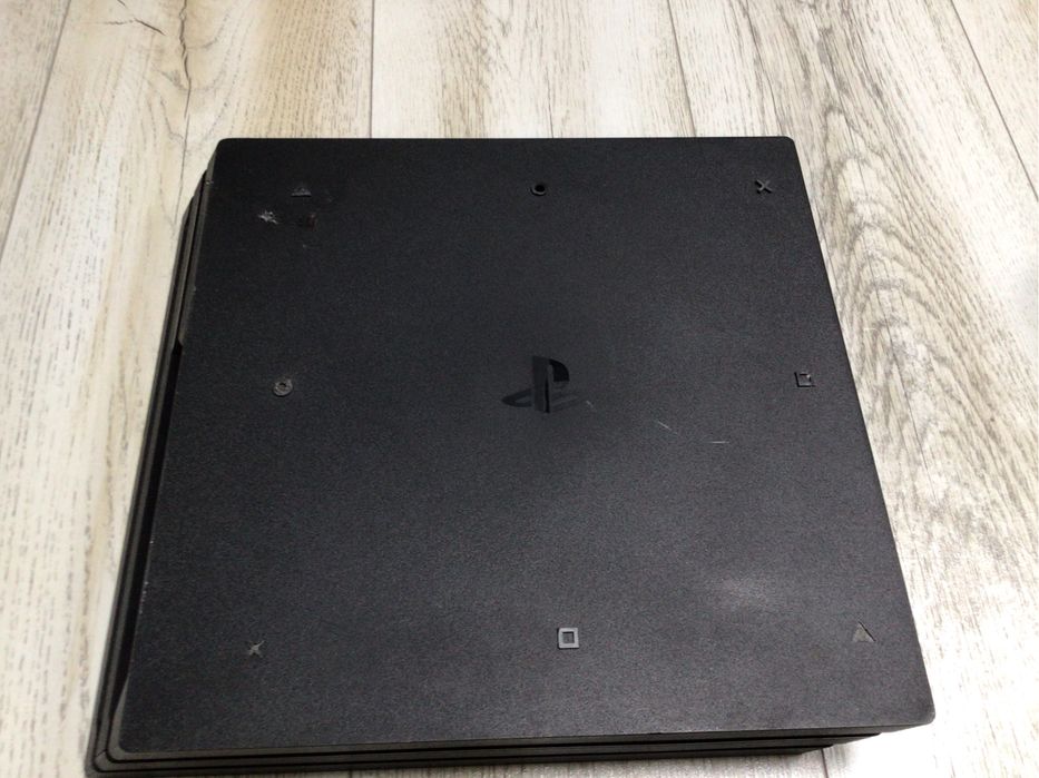 Playstation 4 Pro 1 TB + 2 manete