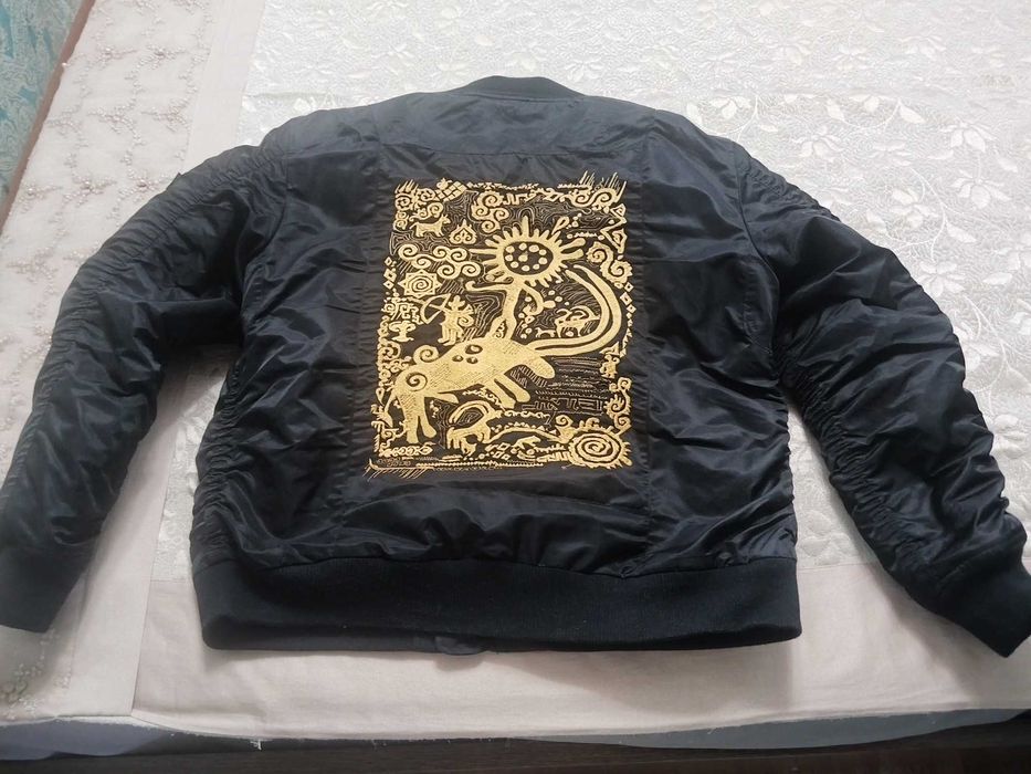 Куртка (бомбер) стильный с вышевкои