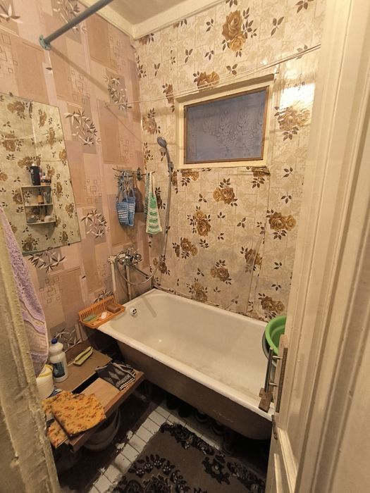 В деревянном доме 2 х ком квартиру 2/2 огород санузел раздельный