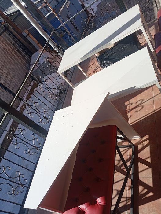 Красный пуфики ибелыи стол стекляные полки