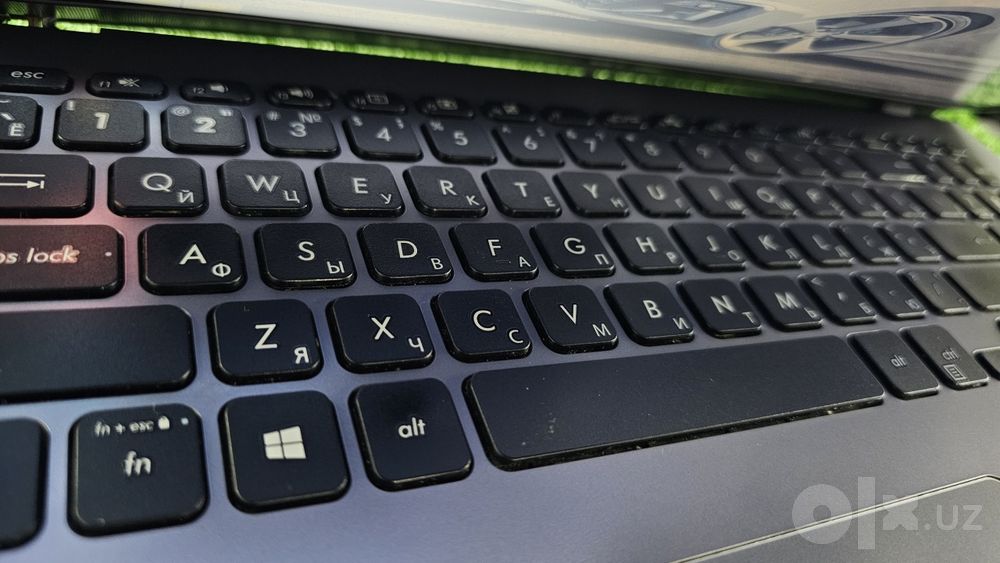ASUS sonicmaster o'z IT soxasining ustalari ishlatadigan un laptop