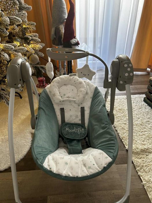 Leagan bebelusi  cu telecomanda pentru comenzi.