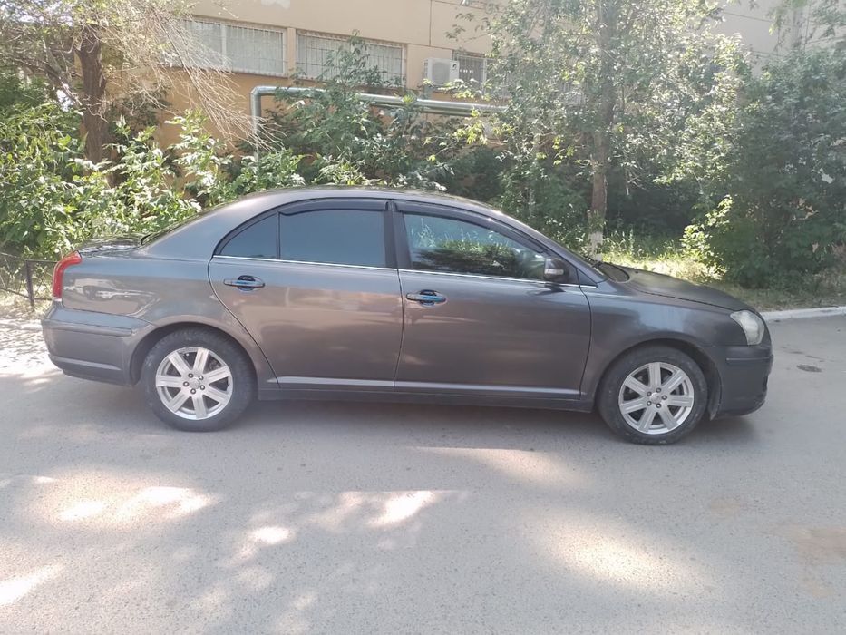 Продам машину тайота авенс