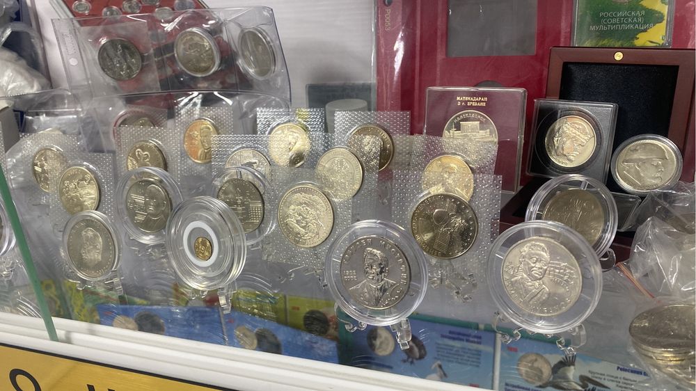 Монеты, банкноты, значки