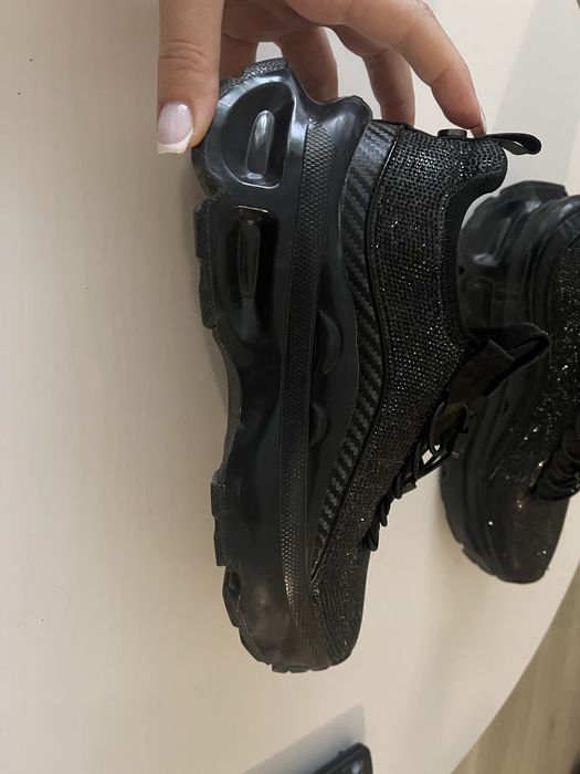Steve Madden номер 38черни  ,обувки , маратонки ,сникарси ,еспадрили висок ток прозрачни