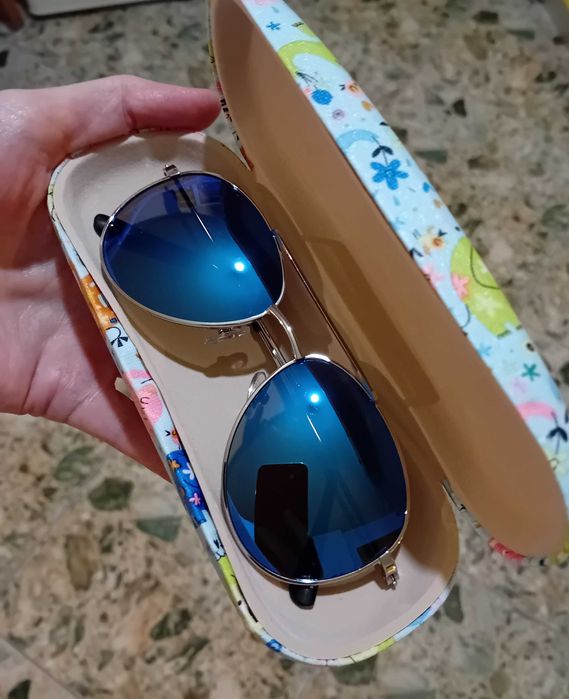 Детски слънчеви очила с твърд калъф