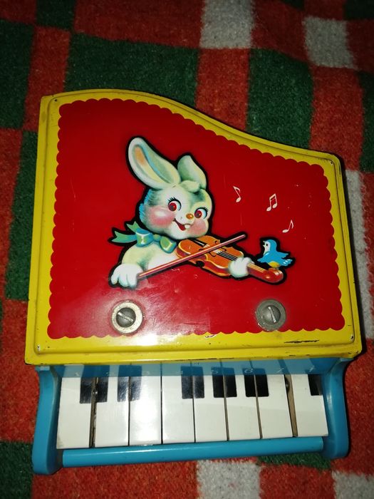 Pian  retro de jucărie.