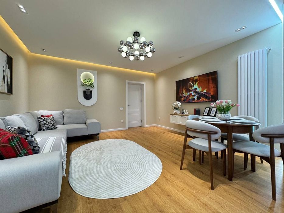 Ойбек метро 2х ком-я сдаётся люкс квартира на долгий срок.