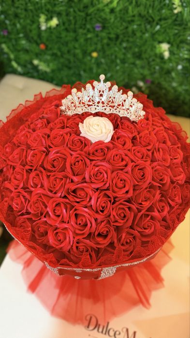 Buchet aniversar 101 trandafiri de săpun cu coroniță și mesaj personalizat