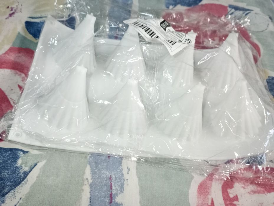 Чисто нов силиконов молд елхички