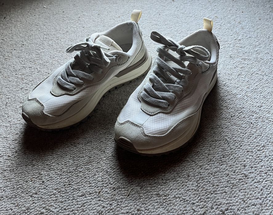 Vand diferite perechi de pantofi pentru baieti