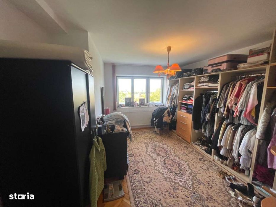 Vila premium-7 camere,5 bai,garaj 3 masini-Zona Ciuperca