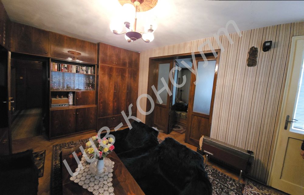 Просторен апартамент, гр. Велико Търново, ул. Никола Габровски