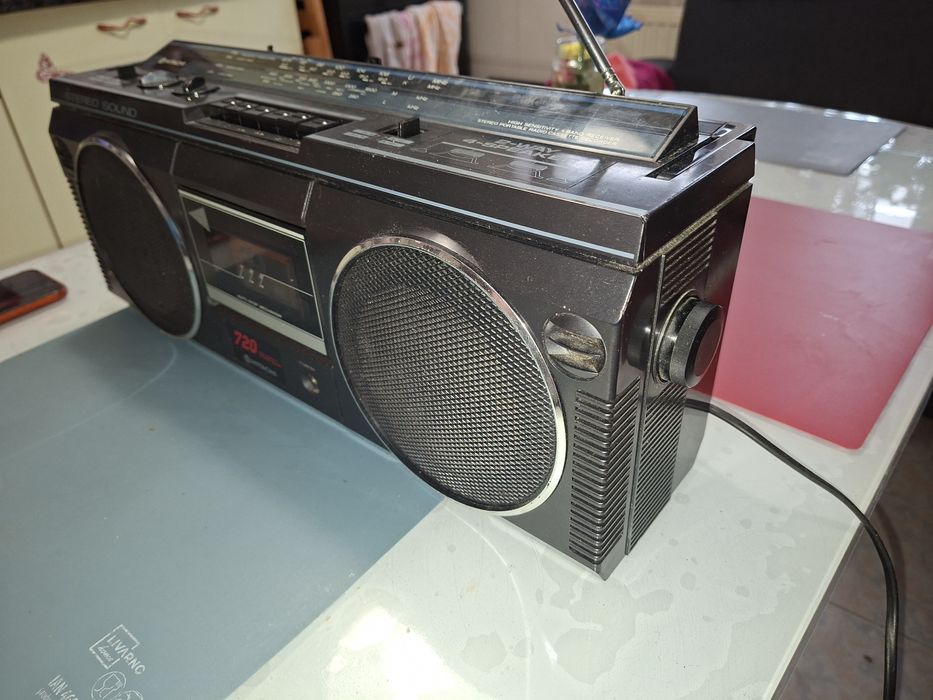 Radiocasetofon  Hitachi 720E, radio 4 benzi (Antena Satelor), Japonia
