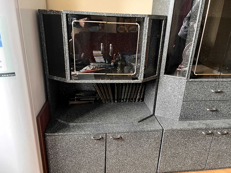 Продавам много запазена модулна секция с витрина