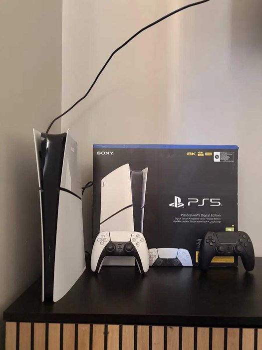 PlayStation 5 + 2 геймпада + игры