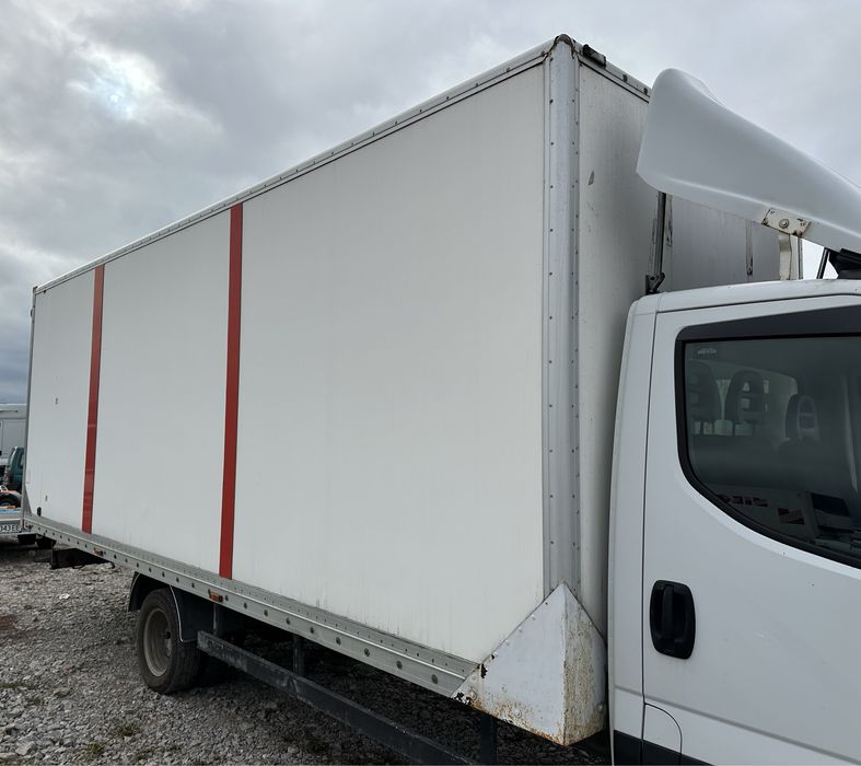 Фургон с външни размери д6.15м / ш2.25м / в2.40м