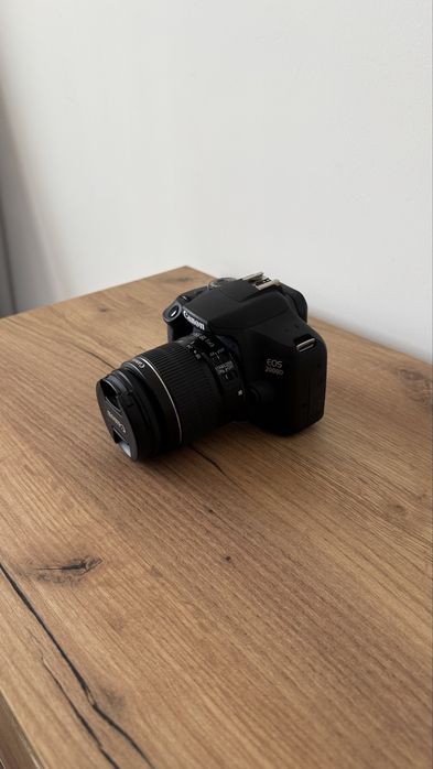 Canon EOS 2000D с два обектива, калъф и зарядно