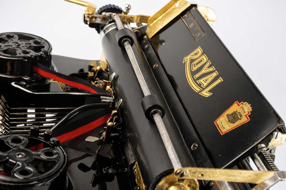 Masina de scris Royal 10 – editie rară cu aur 22K – obiect premium.