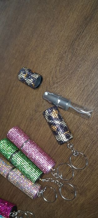Atomizor parfum reîncărcabil cu strassuri / breloc cu pietre cadou pentru femei