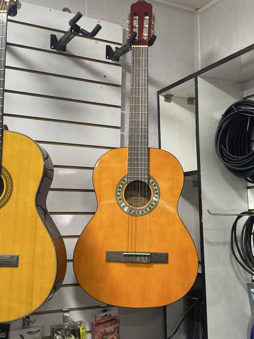 Gitaralar sotiladi holati idiyal