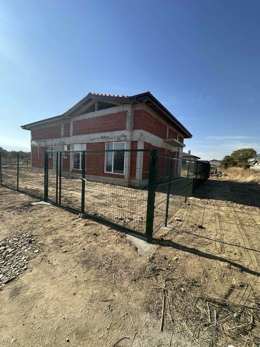 Изграждане на Огради с Метално Пано