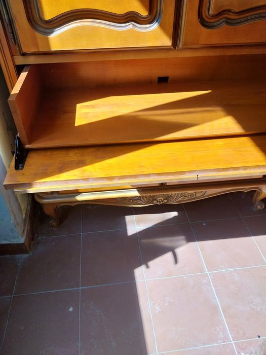 Стар масивен шкаф с ръчна резба от 70-те години,  перфектен за винтидж