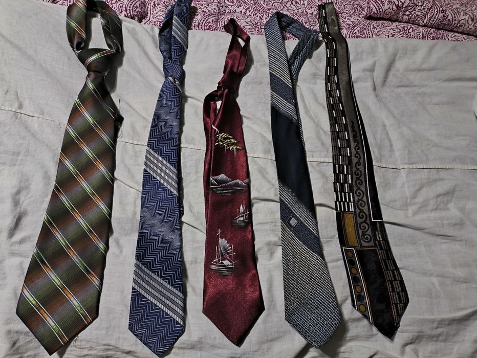 Пять мужских галстуков