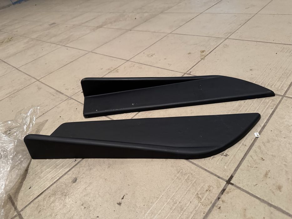 Элероны на задний бампер Камри