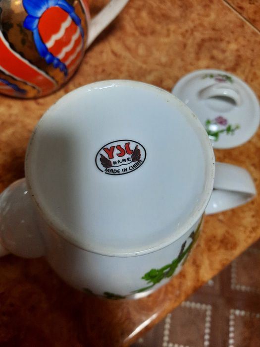 Продам чайники и чайный набор.