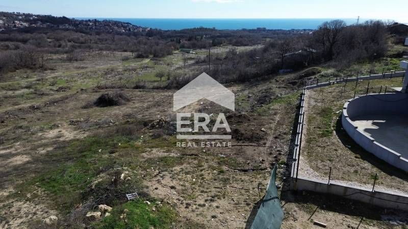 Тристаен апартамент за продажба, със собствен двор, в новострояща се с