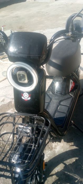 Скутер Hugo motors
