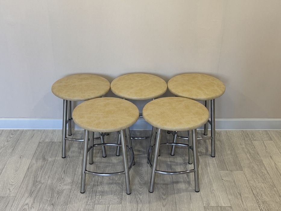 Продам стол и табуретки