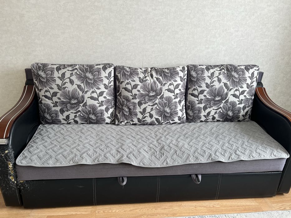 ПРОДАМ ДИВАН стол в гостиную