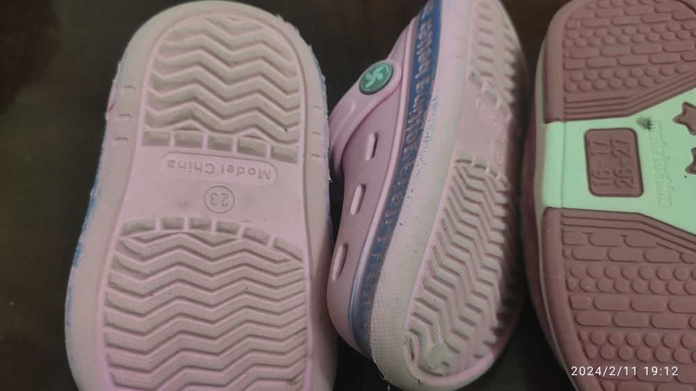 Детская обувь, сандалии, тапочки летние и тёплые.