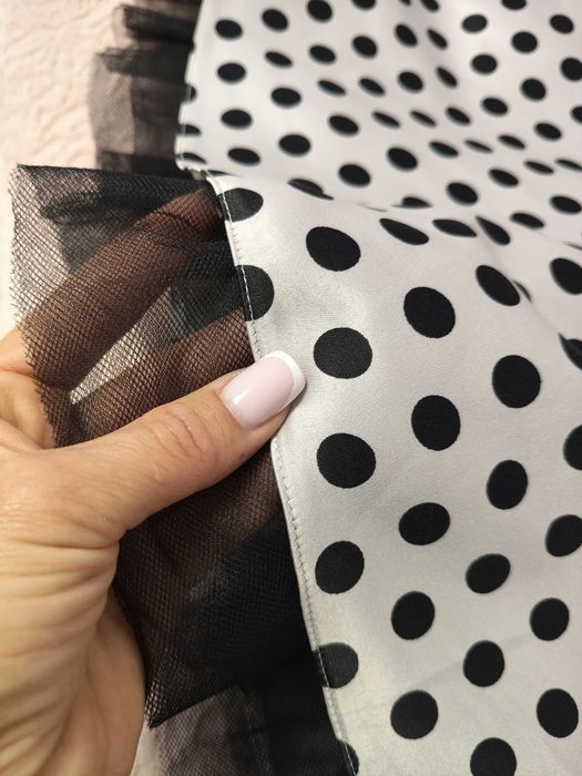 Rochie elegantă alb(ușor cald) cu buline negre.