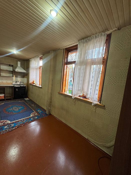 Продам чиланзар 6.  Двух комнатная.  Балкон 2*6