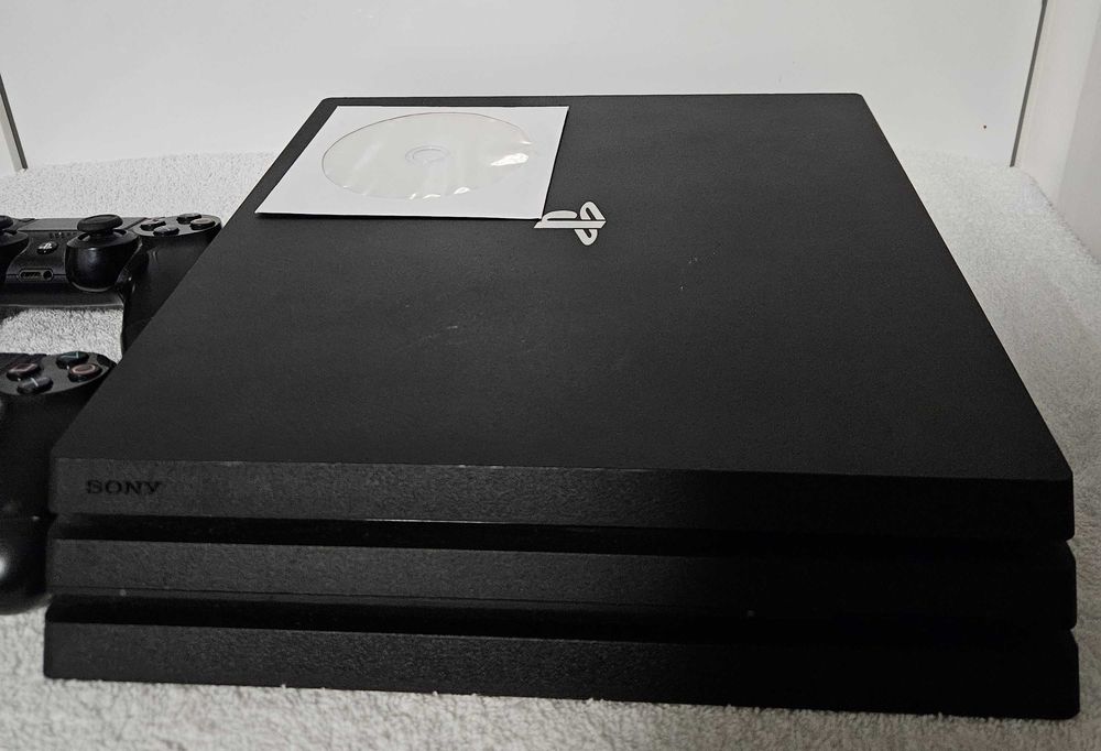 consola playstation 4 pro / ps4 Pro 4K stocare 2TB , modat 2 manete