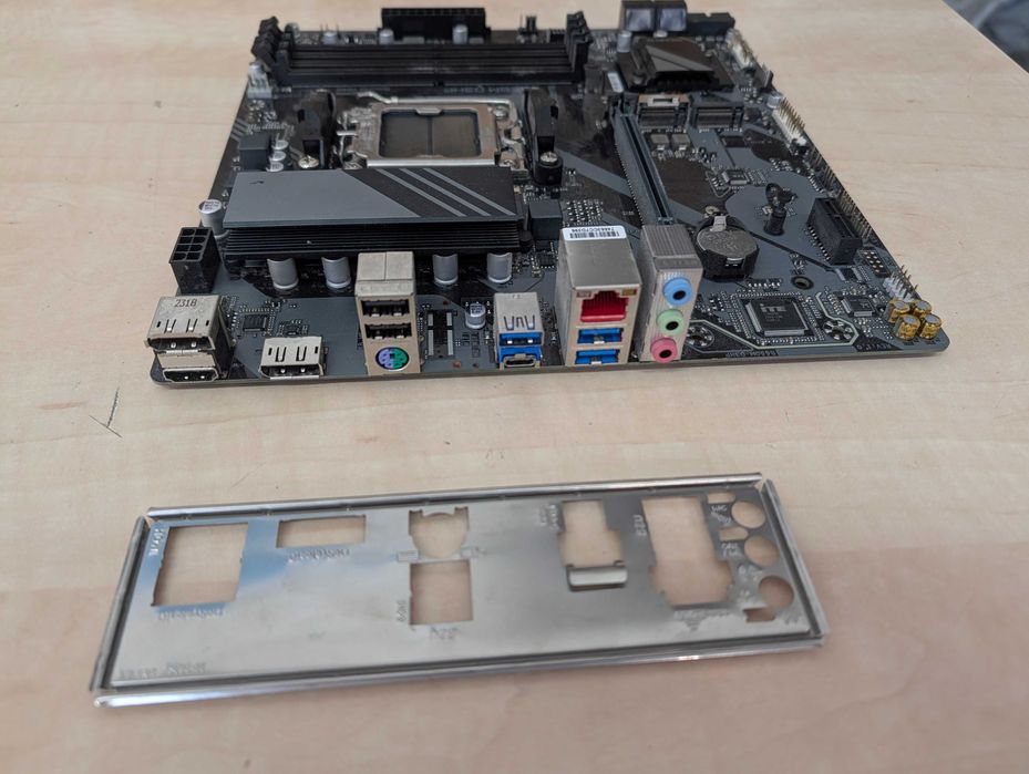 Placă de bază Gigabyte B650M D3HP Socket AM5 DDR5 Pentru AMD Ryzen