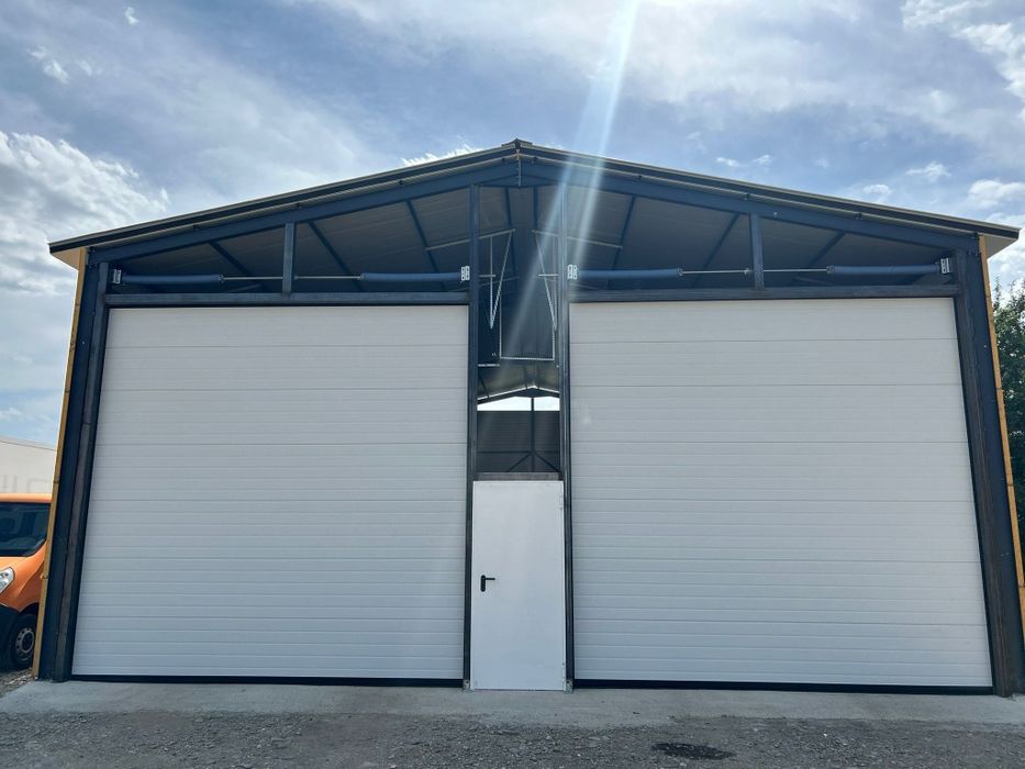 Usa de garaj cu motor