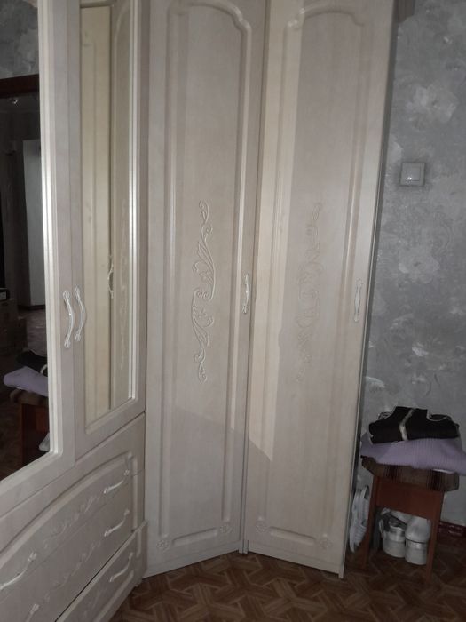 Продам угловой шкаф