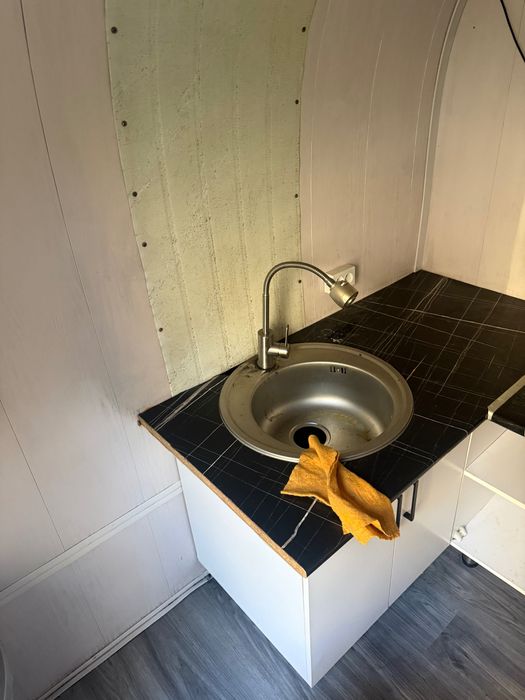 Готовый оборудованный фудтрак с мебелью