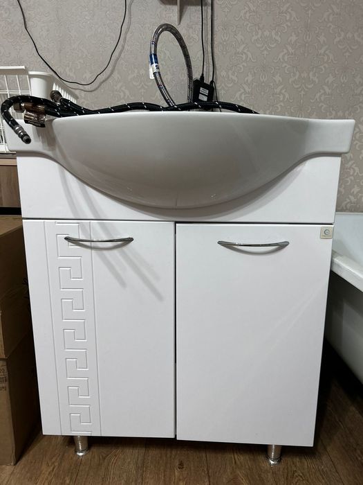 Продам зеркало  с тумбой .