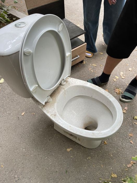 Унитаз б/у,  целый,  просто помыть надо.