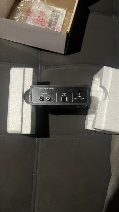 Звуковая карта Behringer U-Phoria UM2