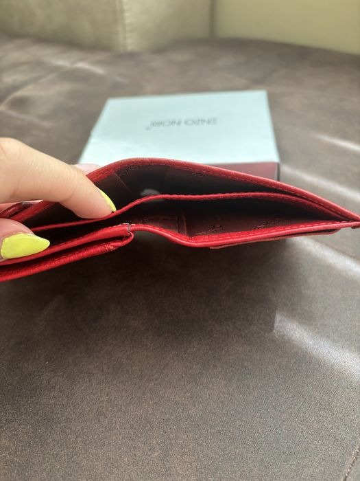 Малък червен портфейл от естествена кожа