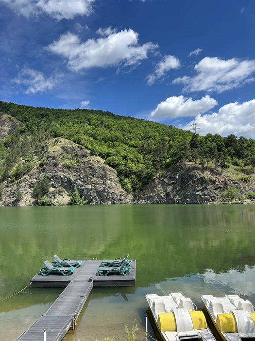 Ponton, foisor si hidrobiciclete pe lacul Somesul Cald