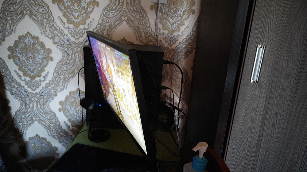 Продам монитор с кронштейном