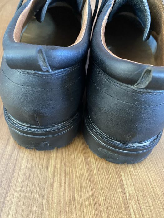 Обувките са от естествена кожа , носени 2-3 пъти.Малко ми стискат , за